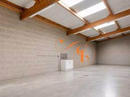 location bureaux et commerces à port-saint-père (44710) : à louer / 118m² port-saint-père