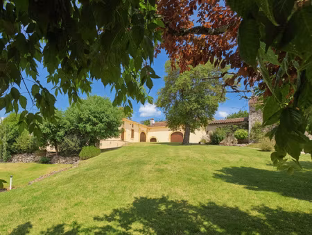 propriété de charme en pierre   maison avec studio   piscine et dépendances