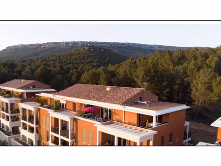 location appartement 4 pièces 87 m² à châteauneuf-le-rouge (13790)