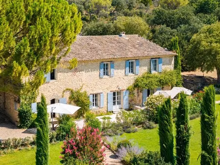 mas en pierre d'exception à vendre à ménerbes : charme provençal et piscine chauffée