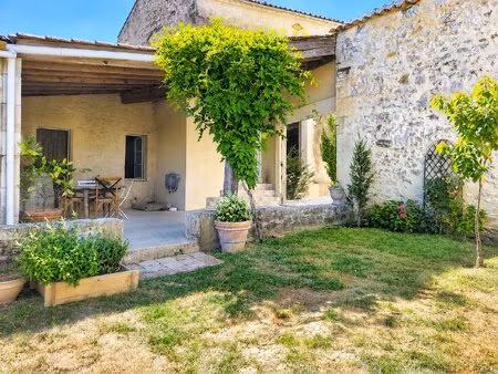maison en pierre rénovée avec annexe et bel extérieur  cœur de village - 33790 pellegrue