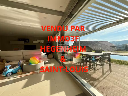 très belle maison avec piscine  terrasse et jardin.