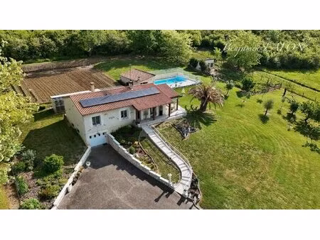 maison de plain-pied avec piscine  grand terrain et dépendances - 8 672 m² - à 9 km de...