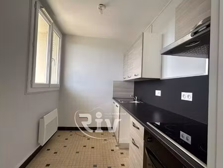 studio rénové avec cave et balcon - 4ème étage - 26 14 m² - pont-eveque