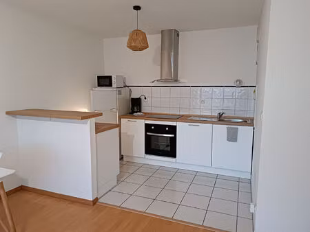 appartement t2 meuble + balcon + 1 parking en sous sol
