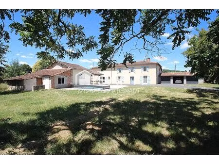 maison ancienne avec piscine et terrain plat  grand garage et dépendances