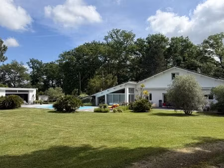 un art de vivre au cœur de la campagne gersoise  propriété contemporaine avec dépendances.