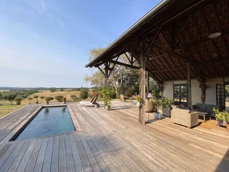 élégante longère en pierre avec piscine et vue panoramique su