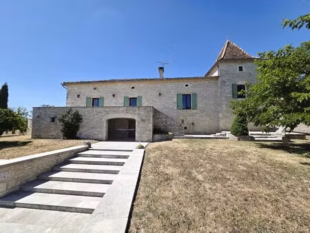 très belle propriété à vendre dans le sud du lot sur les hauteurs avec une superbe vue