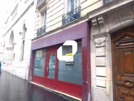 location commerce paris 75008 66m²