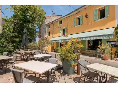 à 15 minutes de forcalquier  un hôtel-restaurant de caractère où la vie prend tout so