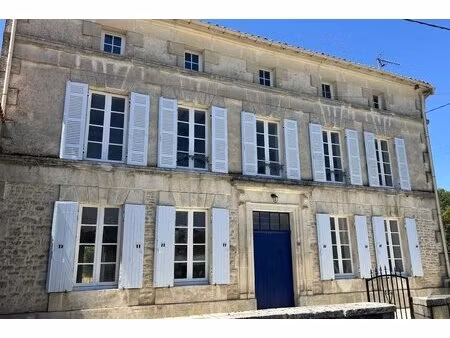 grande maison de caractère au coeur de néré avec jardin et dépendance
