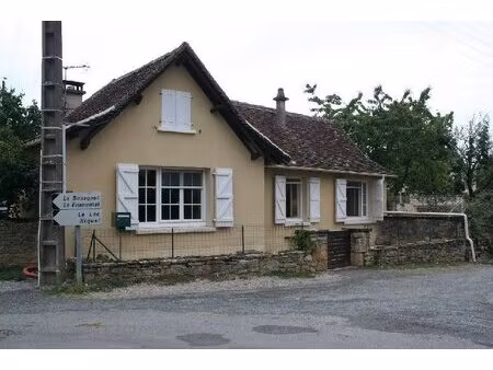 maison de village de plain-pied de 42 m² avec terrasse comprenant une petite entrée  un...