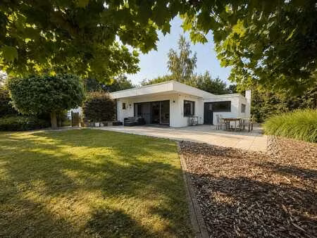 villa moderne de plain-pied prête à emménager avec piscine d