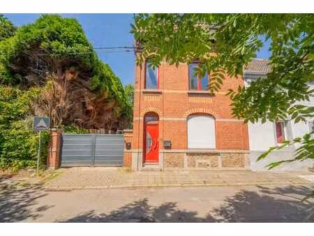 maison 3 chambres avec beaux volumes  caves et jardin