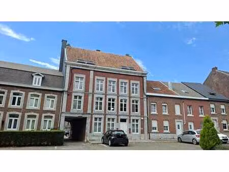 très joli appartement de 2 chambres à coucher  avec garage