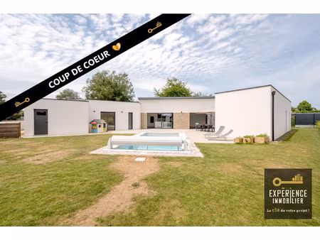 maison contemporaine de plain-pied avec piscine