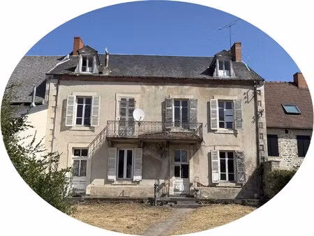 auv 1227 : maison de bourg à rénover  jardin  garages et grange