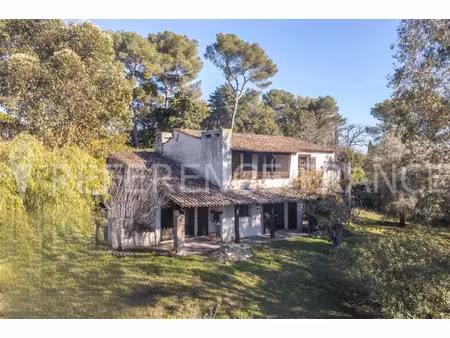 villa de luxe à vendre dans le quartier les colles-camp lauvas-font de l'orme