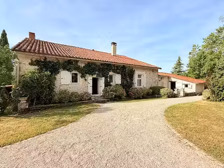 vente maison 7 pièces 313 m² à montmoreau (16190)  580 000 €