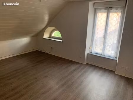 appartement lumineux avec beaux volumes – centre-ville de maîche