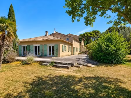 pernes-les-fontaines – propriété de caractère avec deux habitations  grange et 3 400 m² de