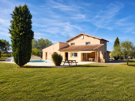 maison familiale de 227 m2 avec piscine sur plus de 5 000 m2
