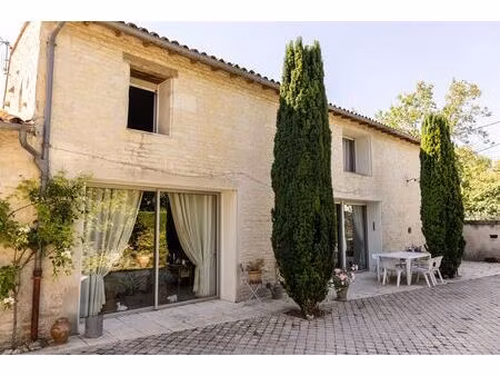 agnes - maison familiale en pierre  alliant authenticité et modernité  à 40 min de la roch