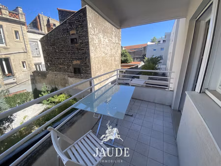 beau f2 avec balcon en hypercentre avec garage