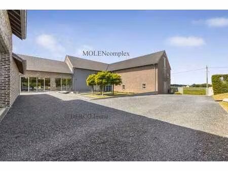 villa de luxe avec bureaux dans un bâtiment indépendant