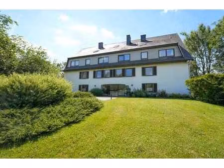 un appartement où tout commence.