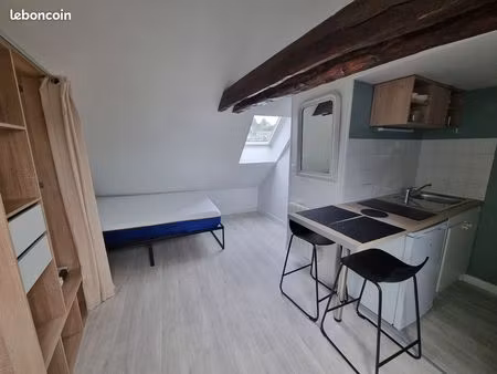 studio 16m² rénové en plein centre ville de laval