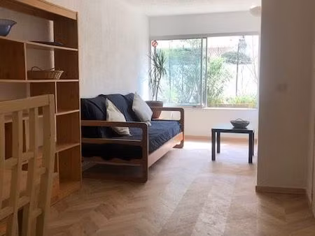 super situation cœur de montpellier  polygone  f3 meublé rénové