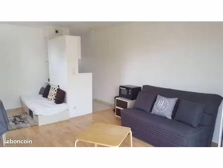 studio meublé avec balcon dans quartier calme