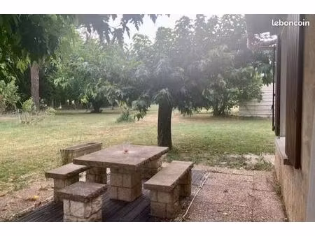 dépendance avignon dans jardin arboré