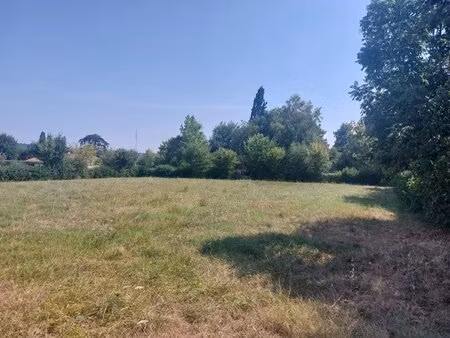 terrain constructible d’une superficie de 2267 m²