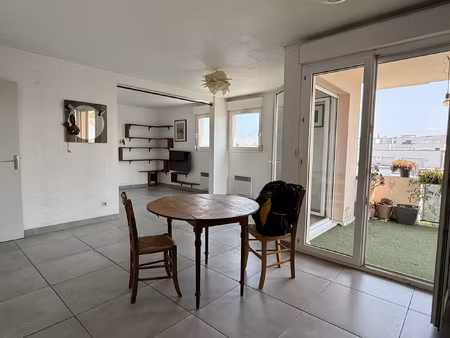 appartement t3 avec terrasse  cave et parking