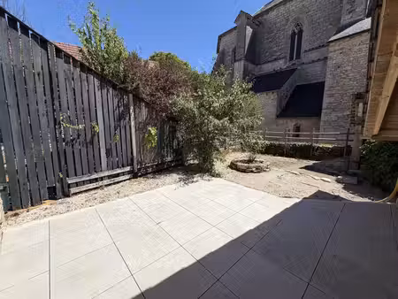 à louer – charmant appartement rénové avec terrasse et jardin dans un village médiéval t2 