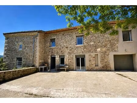 village d'ardèche  le format atypique d'une maison ancienne rénovée.