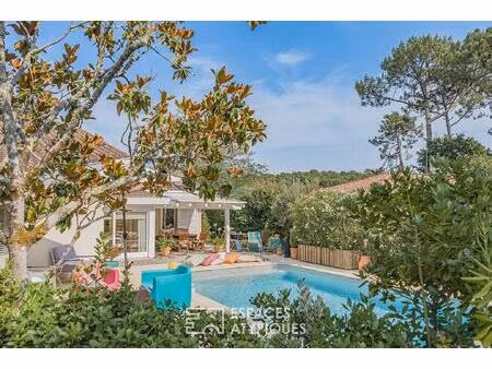 maison d'architecte avec piscine dans un écrin de verdure