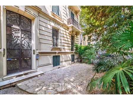 appartement bourgeois avec jardin secret à rénover à cannes