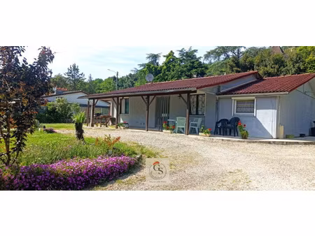 maison de plain-pied avec garage et jardin.