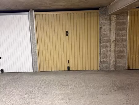garage box fermé 15 m2 sécurisé