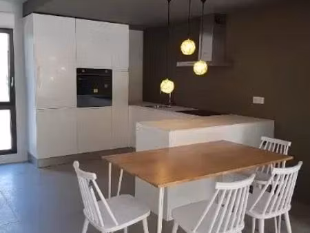 location t2 meublée 56m² à trets en rez de jardin 840 euros/mois hors charges