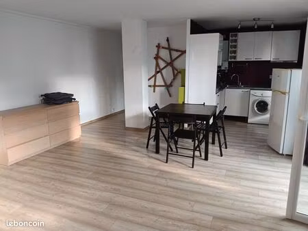 t3 meuble au pied de l'arret de tram calmette