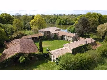 à vendre  maison secondigny 8 chambres - 540 m² - 490 000 €