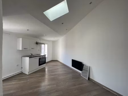 location appartement 1 pièce 19 m² à hyeres (83400)  490 €