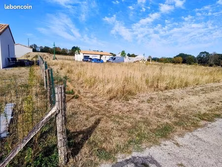 terrain constructible 689 m² - viabilisé - libre constructeur - saint-jouin-de-milly proch