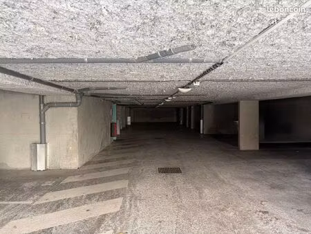 place de parking couvert sous immeuble