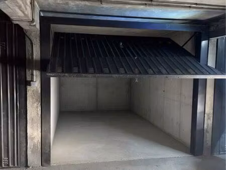 box fermé sécurisé – 14 m² – maurepas – sous-sol avec portail électrique
